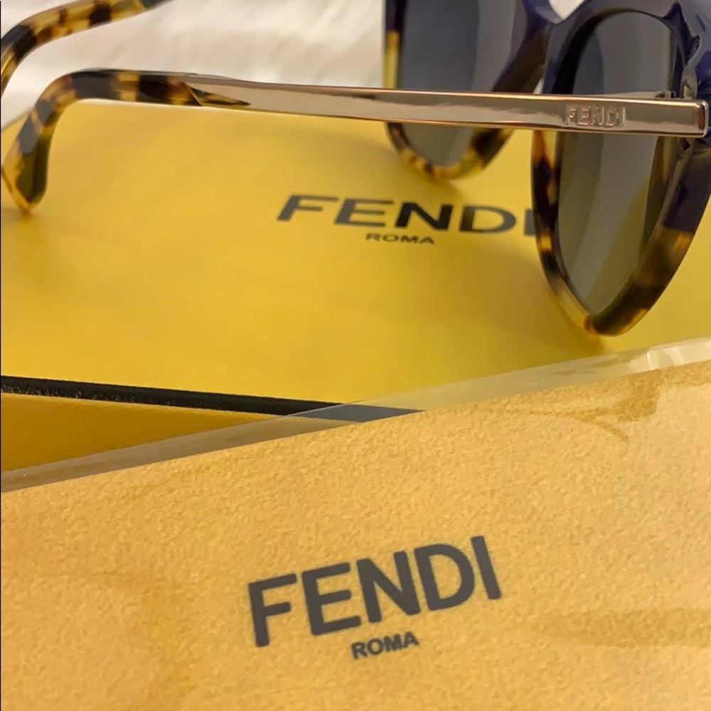 FENDI SHADES - Picture 5 of 8